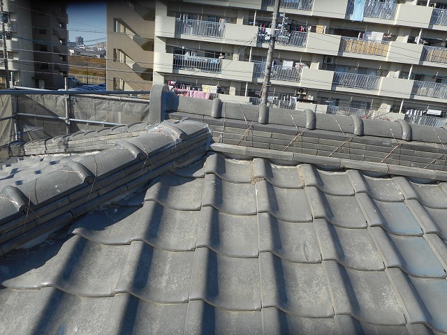 岐阜市｜瓦屋根で瓦の下に雀が巣を！巣の撤去と侵入防止を行いました